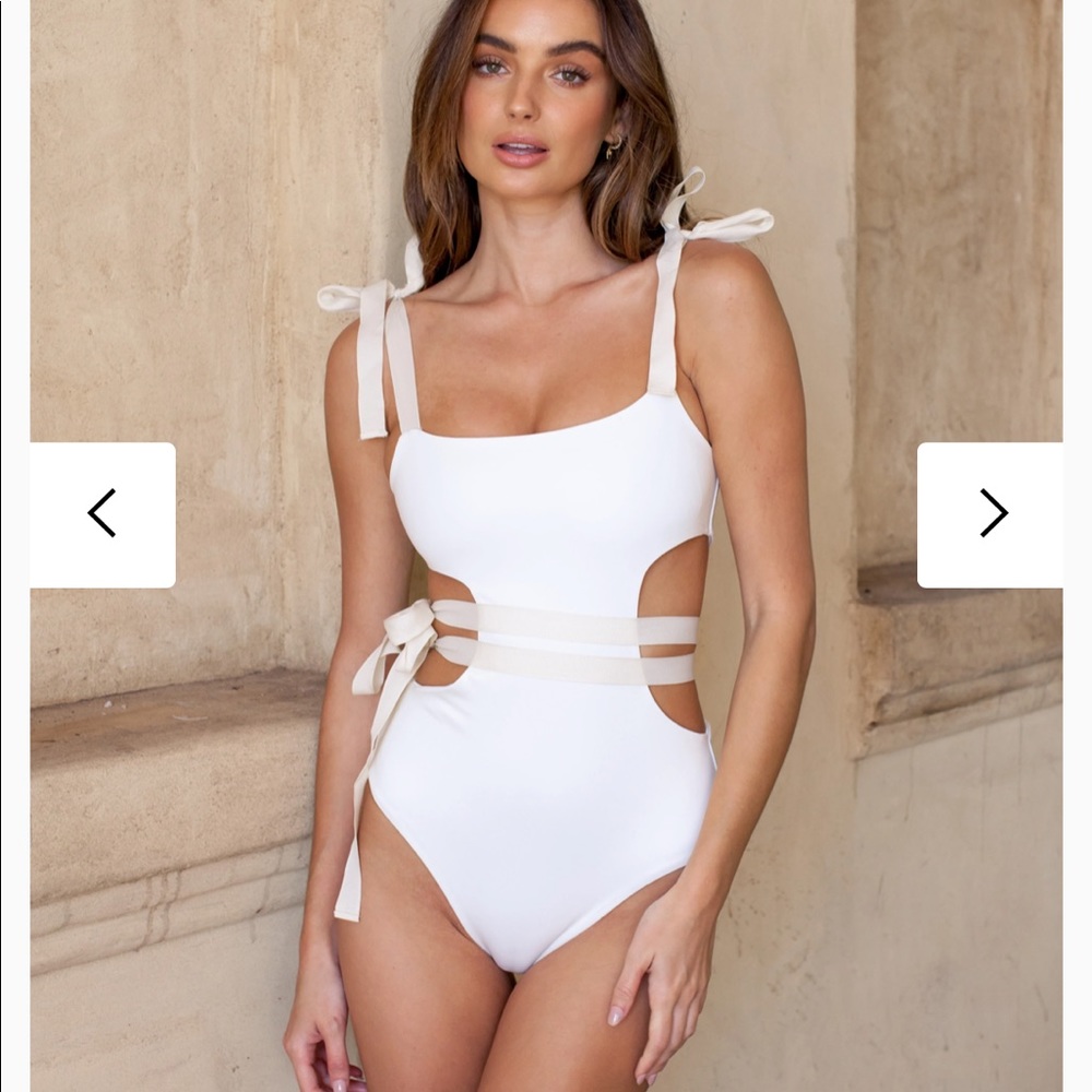 Divino Seas Catalina de Medicci Ivory One Piece Swimsuit. Size Large. NEVER WORN
